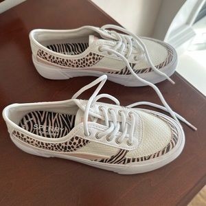 Kids Sperry lace up tennis shoes